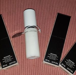 Marc Jacobs perfecting  cocunut setting spray!!